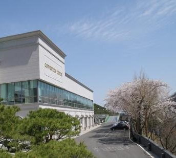 컨벤션 센터 건물과 벚꽃 (봄)